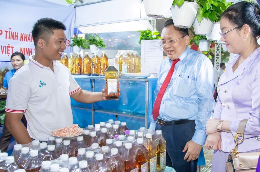 Ông Lê Hữu Hoàng - PCT tỉnh Khánh Hoà thăm gian hàng rượu nếp Suối Sâu